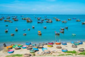 Hình ảnh bãi biển Phan Thiết với nghề đánh bắt cá truyền thống của ngư dân