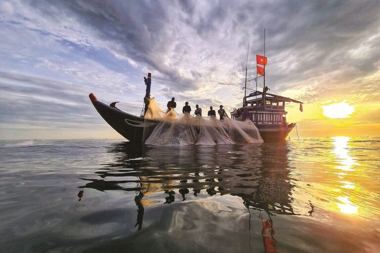 Từ Làng Chài Đến Bàn Ăn: Hành Trình Của Nước Mắm Nấu Truyền Thống Việt Nam