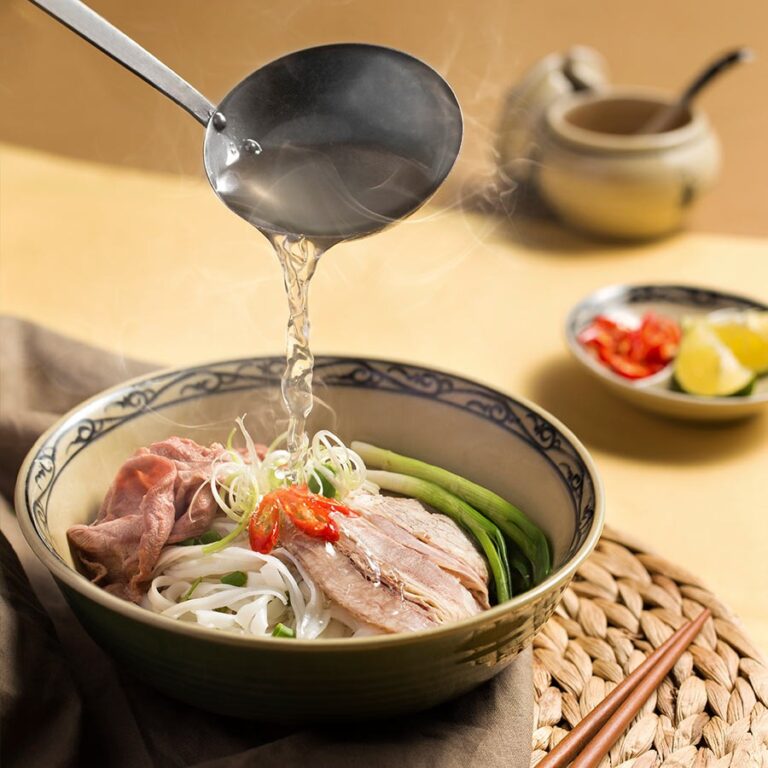 PHỞ BÒ GIA TRUYỀN: NHỮNG NGUYÊN LIỆU NÀO TẠO NÊN “TINH HOA” VĨNH CỬU?