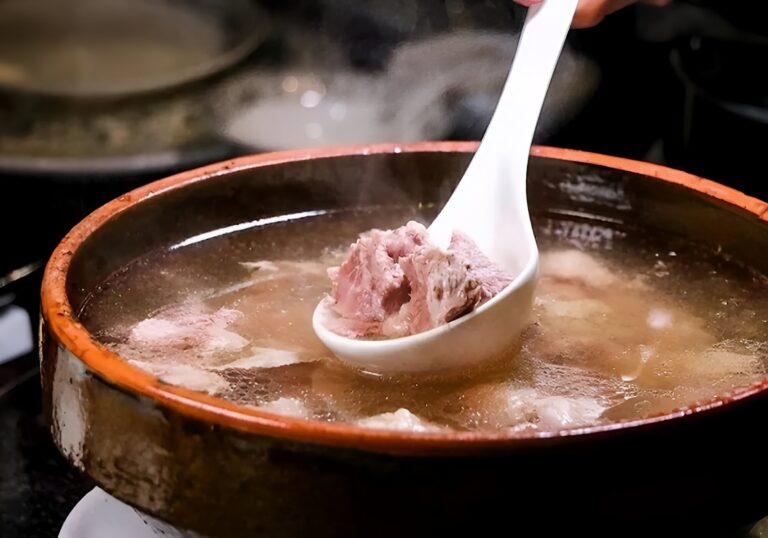 Lật tẩy công thức cốt phở bò của các tiệm phở nghìn bát.