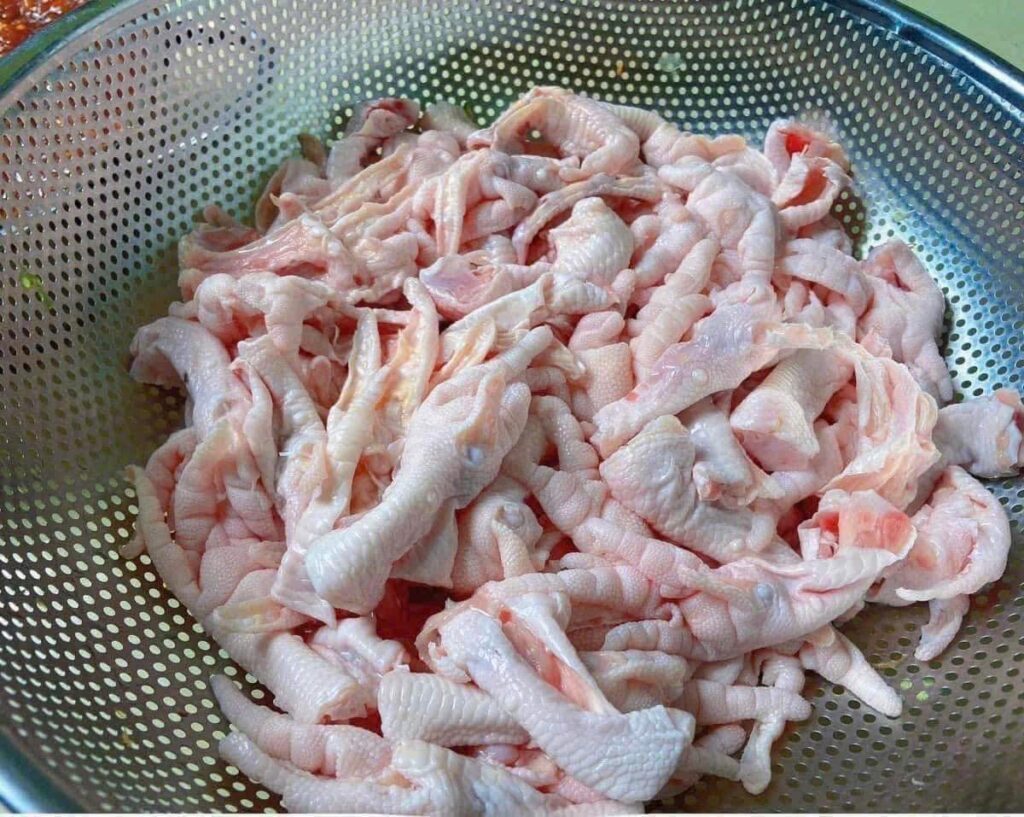 Chân gà tươi, nguyên liệu cần thiết cho cách làm chân gà sả tắc ngon, giòn