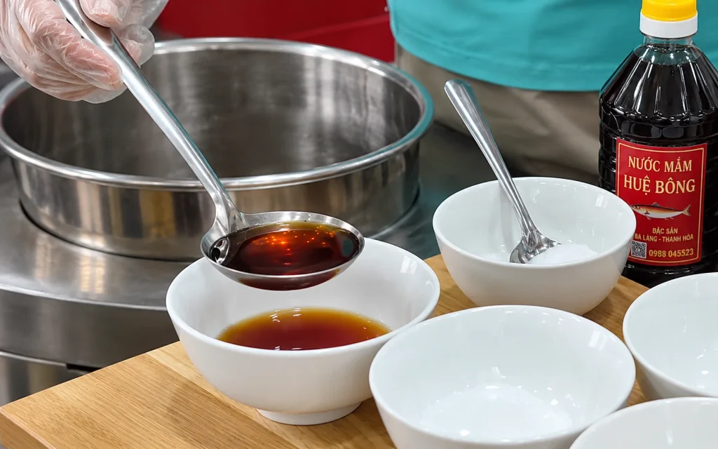 Nước mắm là gia vị không thể thiếu khi làm giò chả