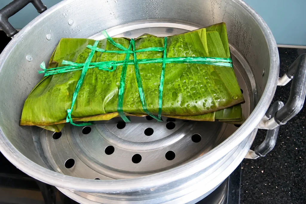 Xếp khuôn giò bò vào nồi hấp